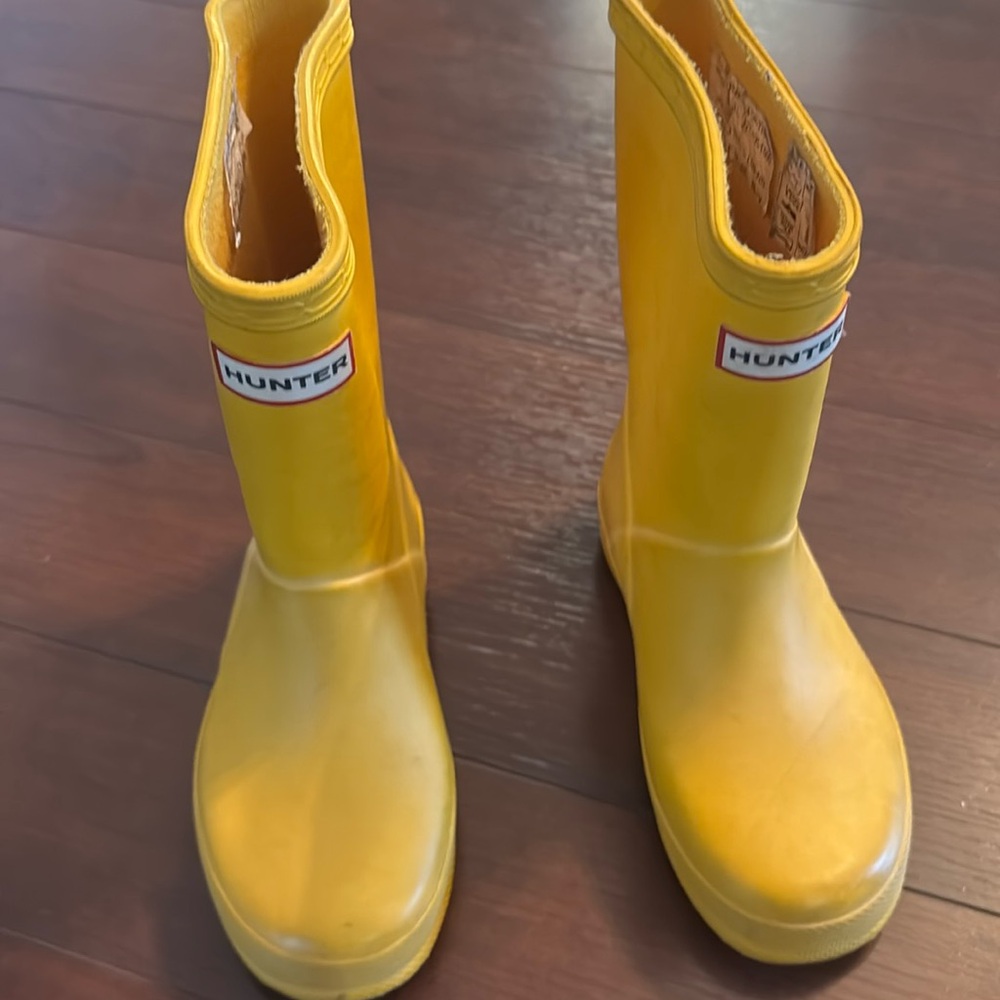 Girls yellow Hunter rain boots size 10